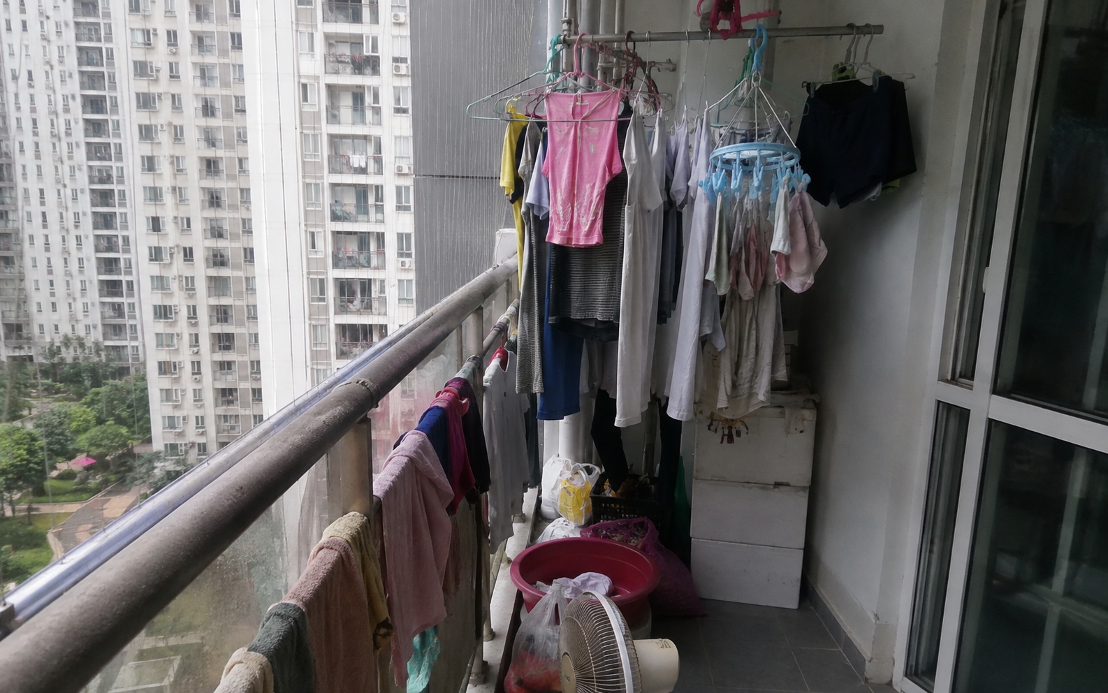 V&igrave; sao ng&agrave;y c&agrave;ng nhiều gia đ&igrave;nh kh&ocirc;ng c&ograve;n phơi quần &aacute;o ở ban c&ocirc;ng? V&agrave;i m&eacute;t vu&ocirc;ng ngo&agrave;i trời đang được d&ugrave;ng theo 1 c&aacute;ch rất kh&aacute;c- Ảnh 1.