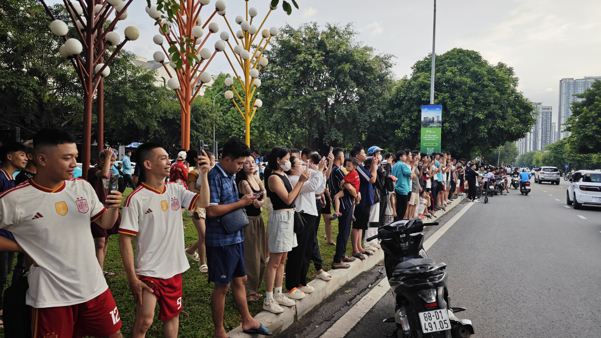 Khung cảnh giật m&igrave;nh trước nh&agrave; Huấn Hoa Hồng: TikToker, Youtuber tụ tập như "đi b&atilde;o"!- Ảnh 12.