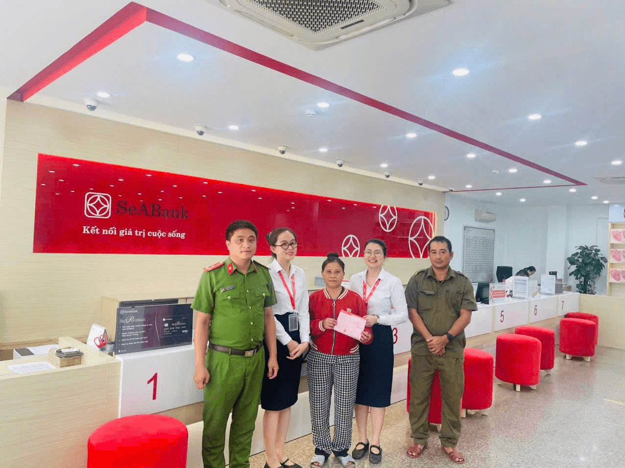 Một t&agrave;i khoản ng&acirc;n h&agrave;ng chưa từng được sử dụng bất ngờ c&oacute; số dư 100 triệu đồng- Ảnh 1.