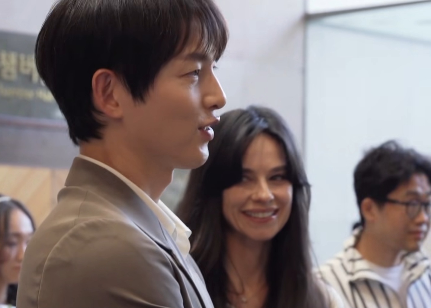 Vợ Song Joong Ki đ&ugrave;ng đ&ugrave;ng bỏ về Anh trước khi d&iacute;nh tin ly h&ocirc;n- Ảnh 2.