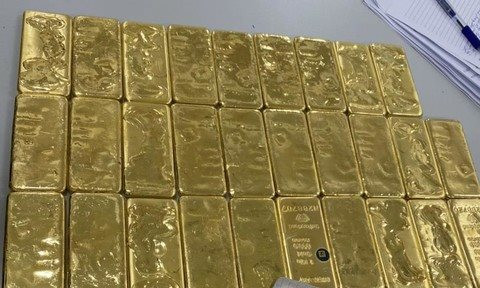 Tịch thu 46,4 kg v&agrave;ng gồm nhiều thỏi v&agrave;ng lớn nhỏ, trị gi&aacute; hơn 14,7 tỷ đồng của một doanh nh&acirc;n Trung Quốc- Ảnh 1.