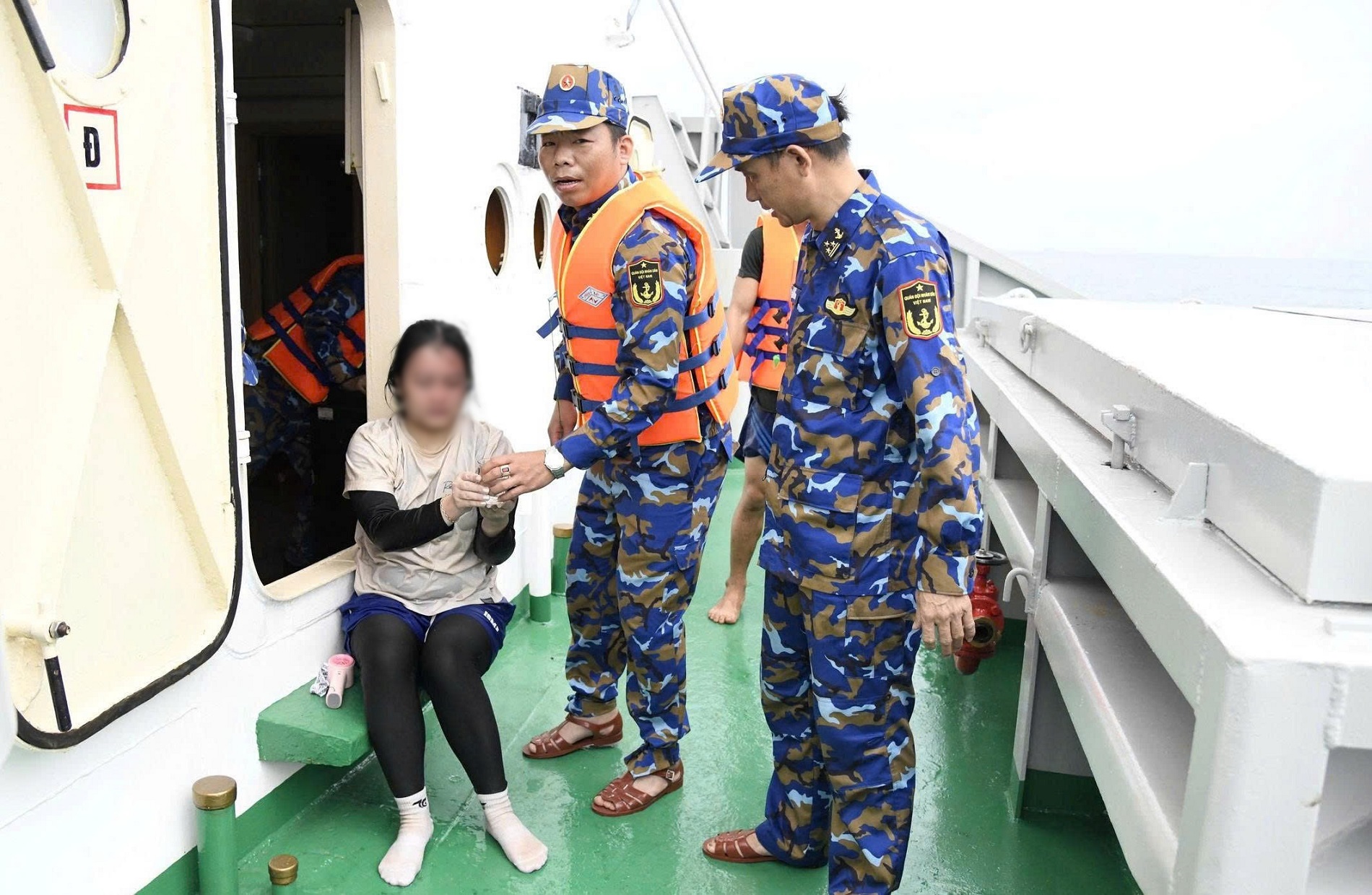 Cô gái trong vụ 3 người bị sóng cuốn ở Đà Nẵng kể cách sống sót sau 8 giờ lênh đênh trên biển dù không biết bơi- Ảnh 1.