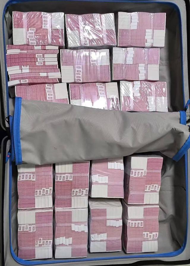 Mang 6,6 tỷ đồng ra ng&acirc;n h&agrave;ng gửi tiết kiệm, cụ &ocirc;ng ngỡ ng&agrave;ng khi tất cả l&agrave; tiền giả- Ảnh 2.