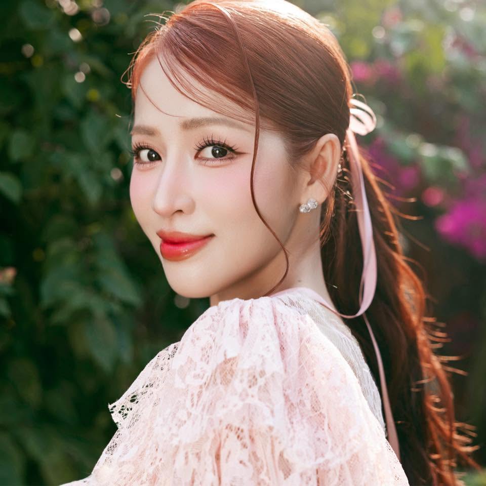 Mỹ nh&acirc;n người miền T&acirc;y l&agrave; tiểu thư nhưng gia đ&igrave;nh ph&aacute; sản, được ch&agrave;ng trai k&eacute;m 4 tuổi mang 20 c&acirc;y v&agrave;ng hỏi cưới - Ảnh 3.