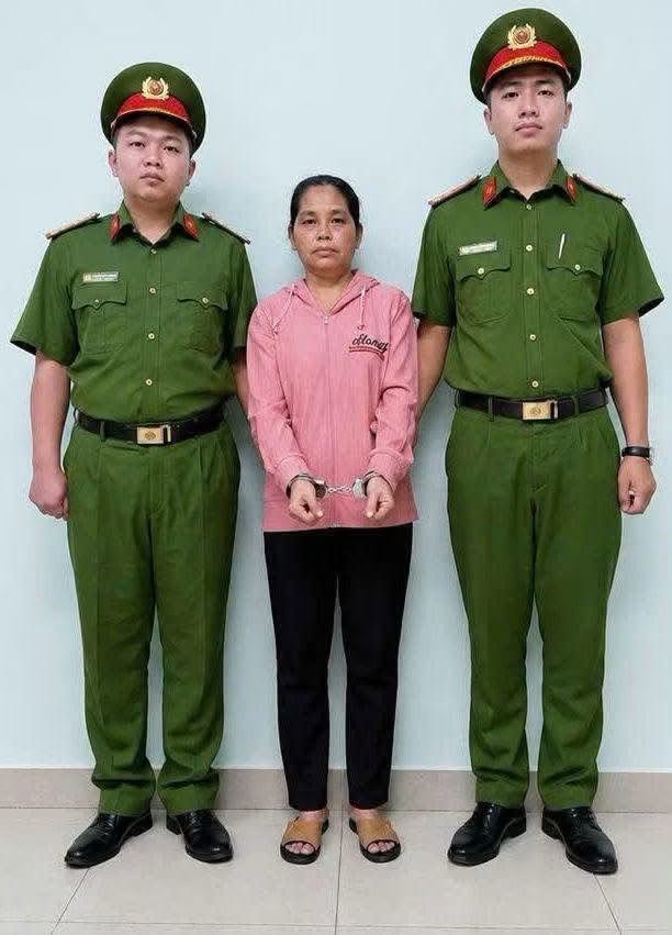 Bắt khẩn cấp bảo mẫu dùng dây thun để bạo hành trẻ em ở TP.HCM- Ảnh 1.