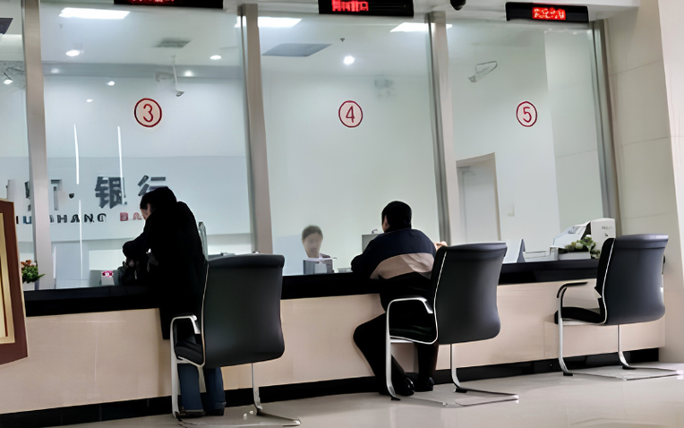 Mang 6,6 tỷ đồng ra ng&acirc;n h&agrave;ng gửi tiết kiệm, cụ &ocirc;ng ngỡ ng&agrave;ng khi tất cả l&agrave; tiền giả- Ảnh 1.