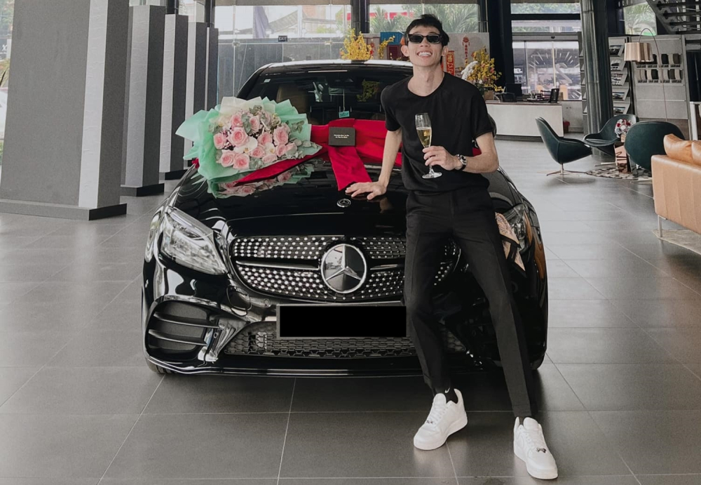 Hồng Thanh trước khi tụt dốc kh&ocirc;ng phanh: Đi xe hơi tiền tỷ, đeo đồng hồ Rolex, du lịch sang chảnh- Ảnh 3.