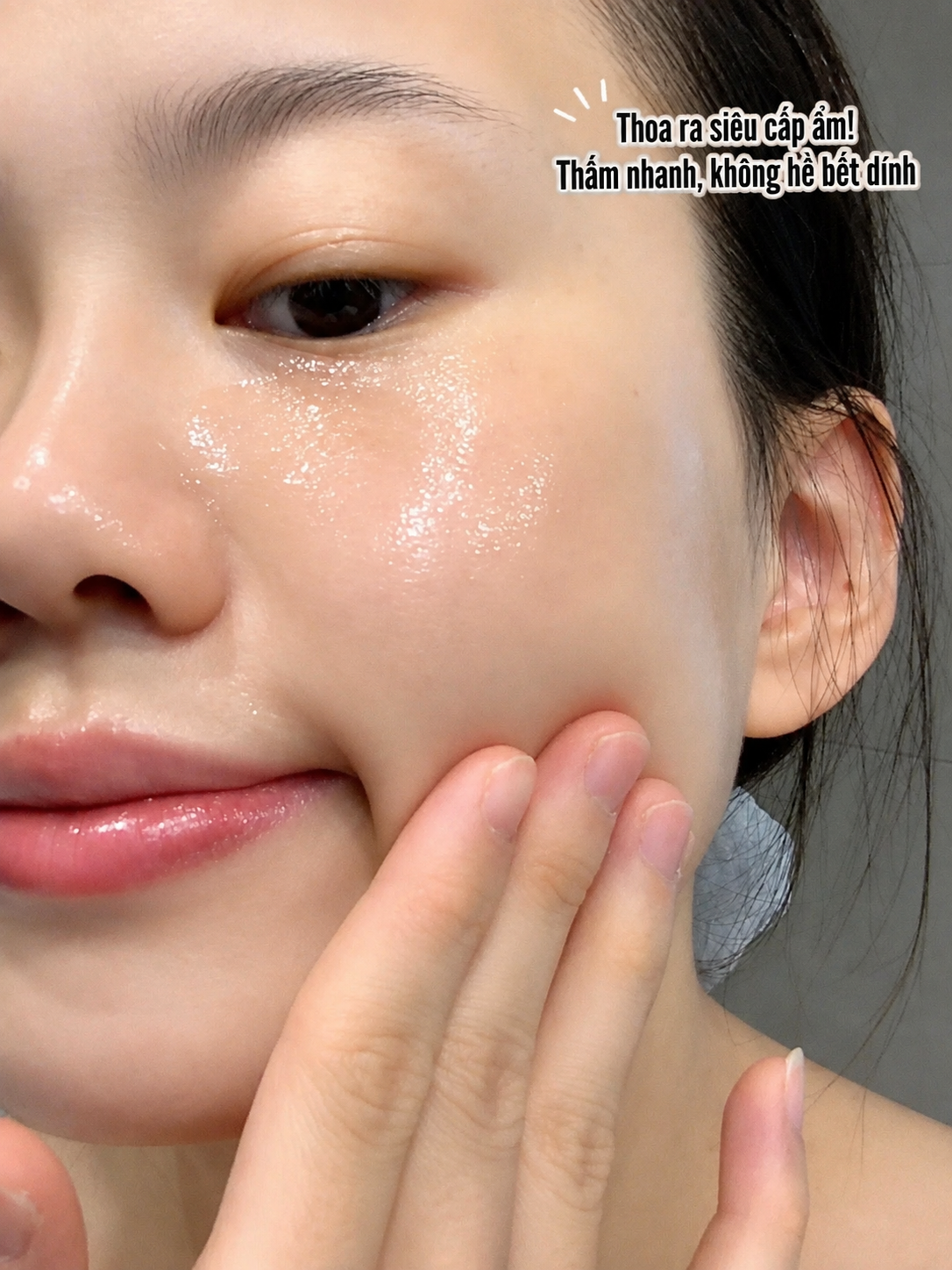 Mặt mộc đẹp kh&ocirc;ng chỉ nhờ nền da sẵn c&oacute;: C&ocirc; g&aacute;i chia sẻ b&iacute; quyết phục hồi da nhạy cảm, dễ ửng đỏ chỉ với một thay đổi trong chu tr&igrave;nh skincare - Ảnh 2.