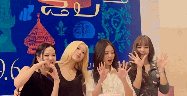 Jisoo li&ecirc;n tục xin lỗi, bật kh&oacute;c tại sự kiện 10 năm: Dấu chấm hết cho BLACKPINK?- Ảnh 1.