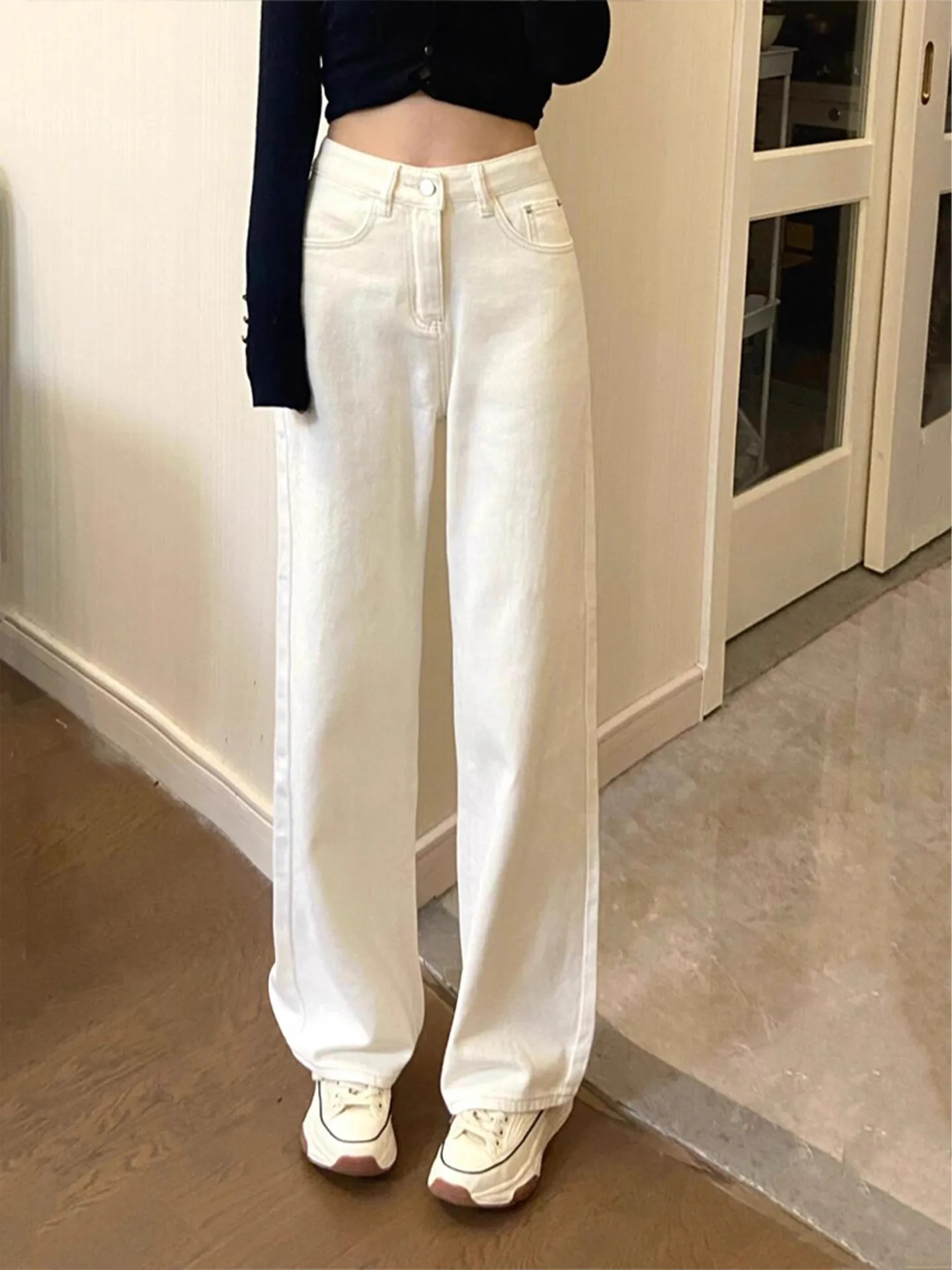 Quần jeans trắng: M&oacute;n đồ được xem l&agrave; chuẩn phong c&aacute;ch old money nơi c&ocirc;ng sở, h&egrave; n&agrave;o cũng được giới thời trang "lăng x&ecirc;" - Ảnh 15.