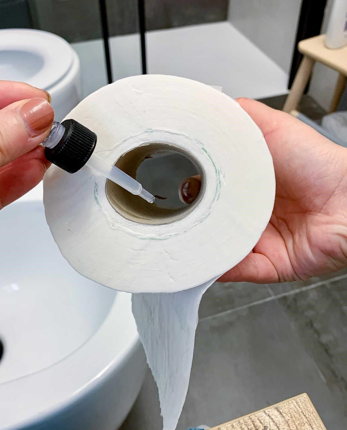 V&igrave; sao nhiều gia đ&igrave;nh nhỏ v&agrave;i giọt tinh dầu v&agrave;o l&otilde;i cuộn giấy vệ sinh? Mỗi lần k&eacute;o giấy mới thấy t&aacute;c dụng - Ảnh 1.