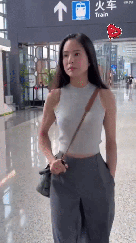 Nhan sắc kh&ocirc;ng tin nổi của L&yacute; Nhược Đồng sau 21 năm đ&oacute;ng Tiểu Long Nữ- Ảnh 4.