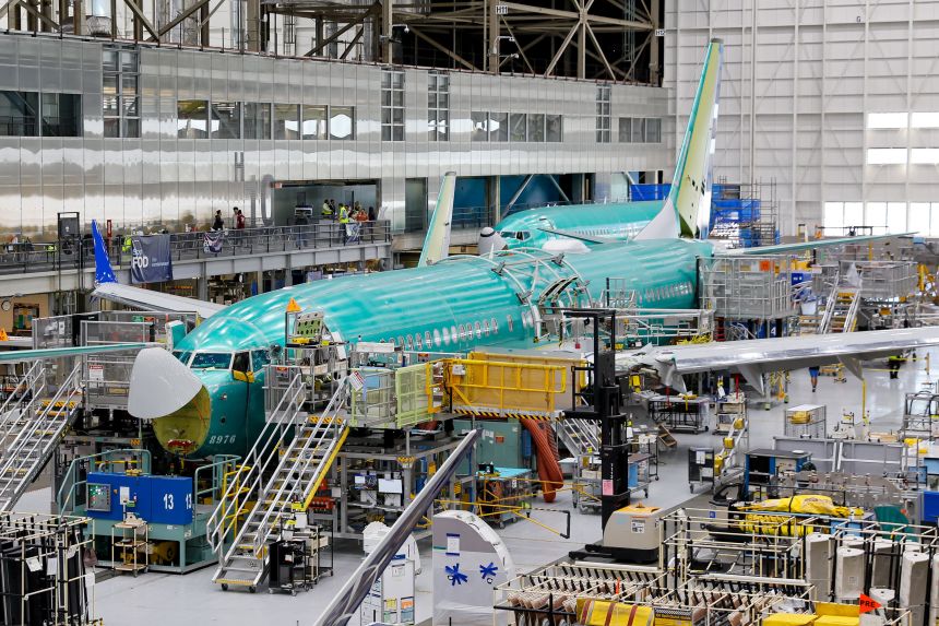 Mỹ ra lệnh kiểm tra khẩn cấp h&agrave;ng trăm m&aacute;y bay Boeing để t&igrave;m một vết nứt: Chuyện g&igrave; đang xảy ra?- Ảnh 1.