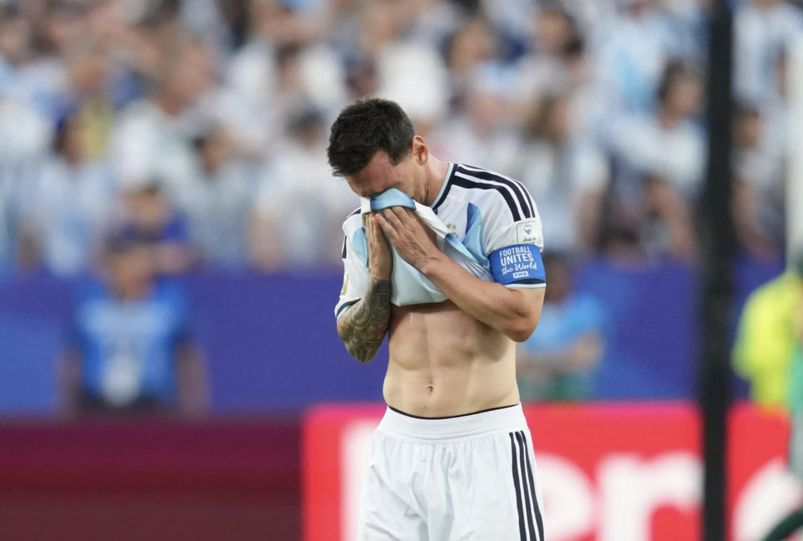 Lặng người nhìn lại khoảnh khắc Messi bật khóc ở World Cup vì bố ốm nặng, hôm nay bố anh đã qua đời- Ảnh 2.
