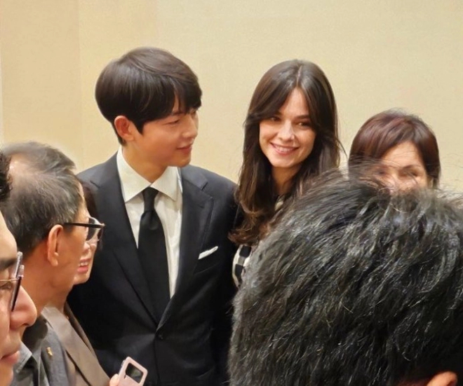 Vợ Song Joong Ki đ&ugrave;ng đ&ugrave;ng bỏ về Anh trước khi d&iacute;nh tin ly h&ocirc;n- Ảnh 4.