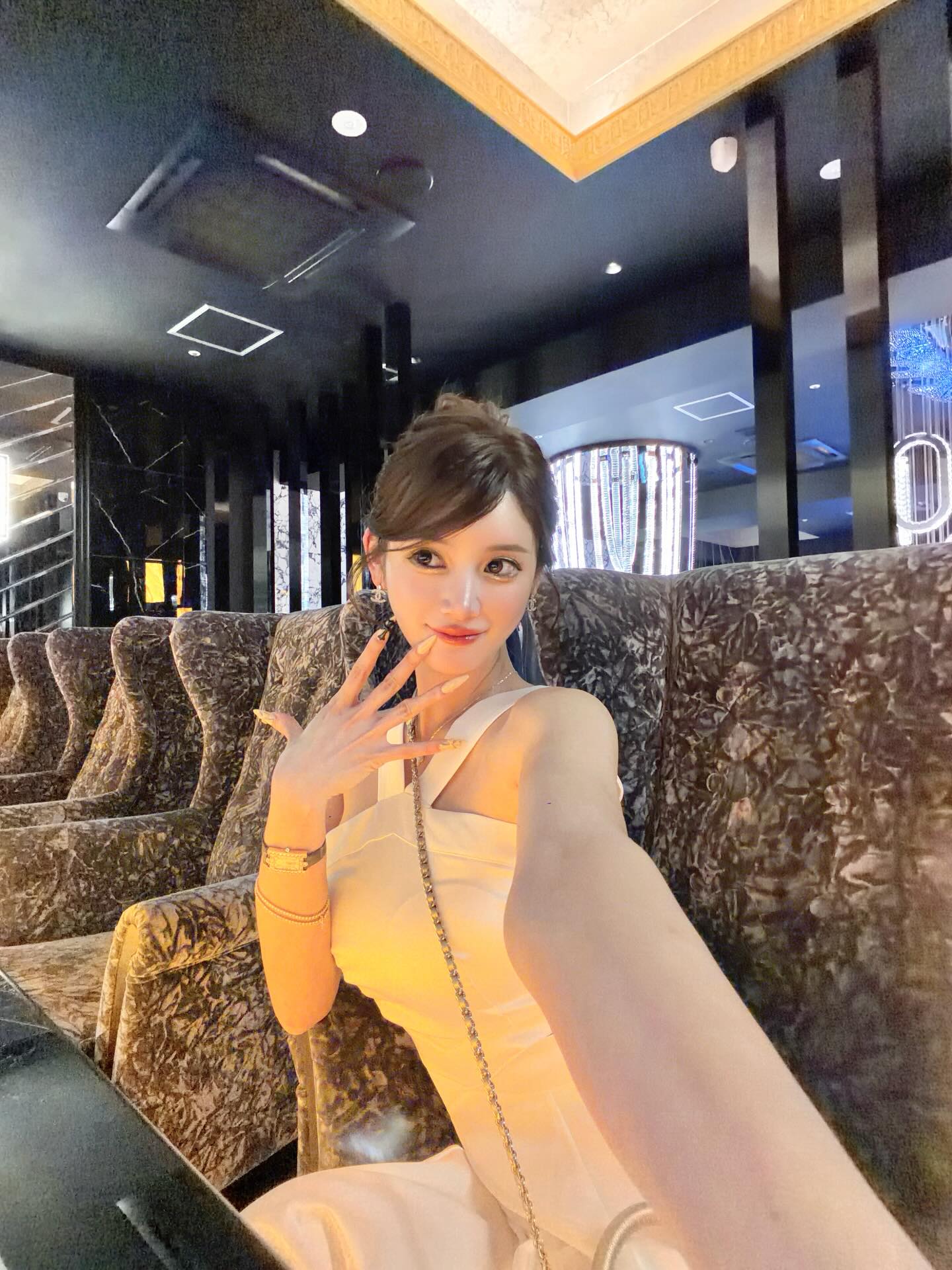 Bad girl show hẹn h&ograve; hot đi&ecirc;n đảo: Mặt như b&uacute;p b&ecirc;, lưng xăm k&iacute;n kh&ocirc;ng một lần ủ t&ecirc;- Ảnh 12.