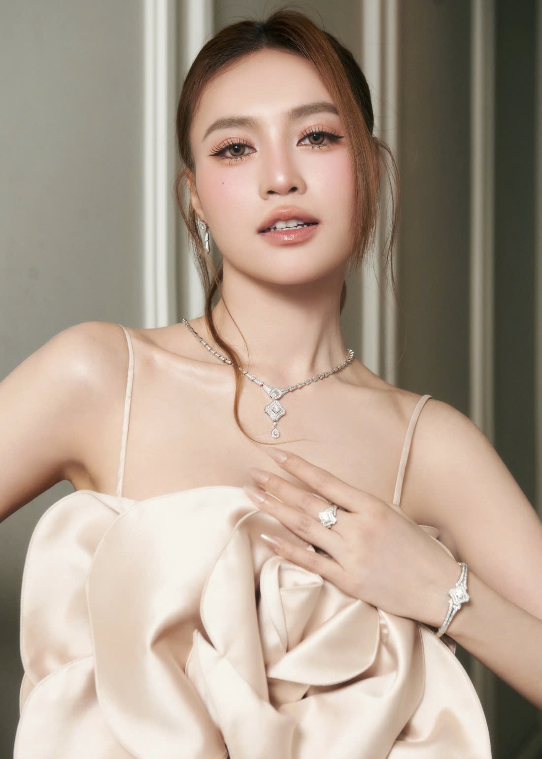 Mỹ nhân là crush quốc dân của showbiz Việt: ISAAC - Binz khen đẹp nức nở, Anh Tú Atus vừa nhìn vào mắt đã yêu- Ảnh 1.