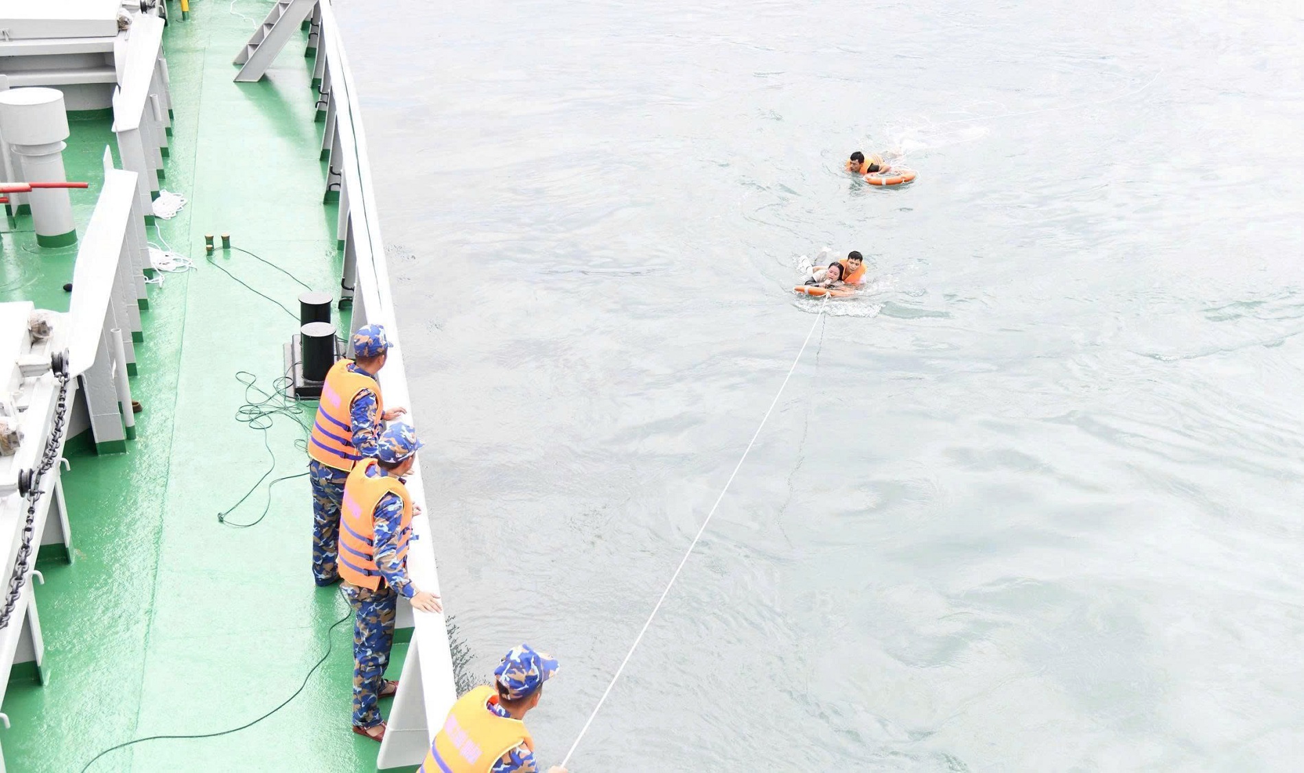 Cha òa khóc ôm con gái sống sót sau hơn 8 giờ trôi dạt trên biển: "Tôi nghĩ chẳng còn cơ hội nào nữa"- Ảnh 5.