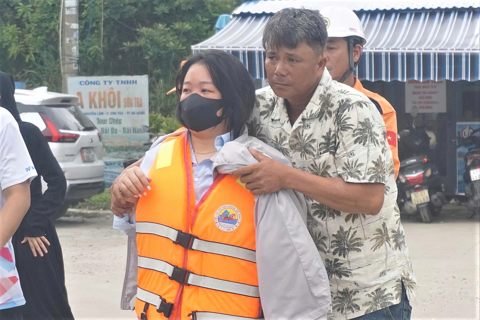 Cha òa khóc ôm con gái sống sót sau hơn 8 giờ trôi dạt trên biển: "Tôi nghĩ chẳng còn cơ hội nào nữa"- Ảnh 3.