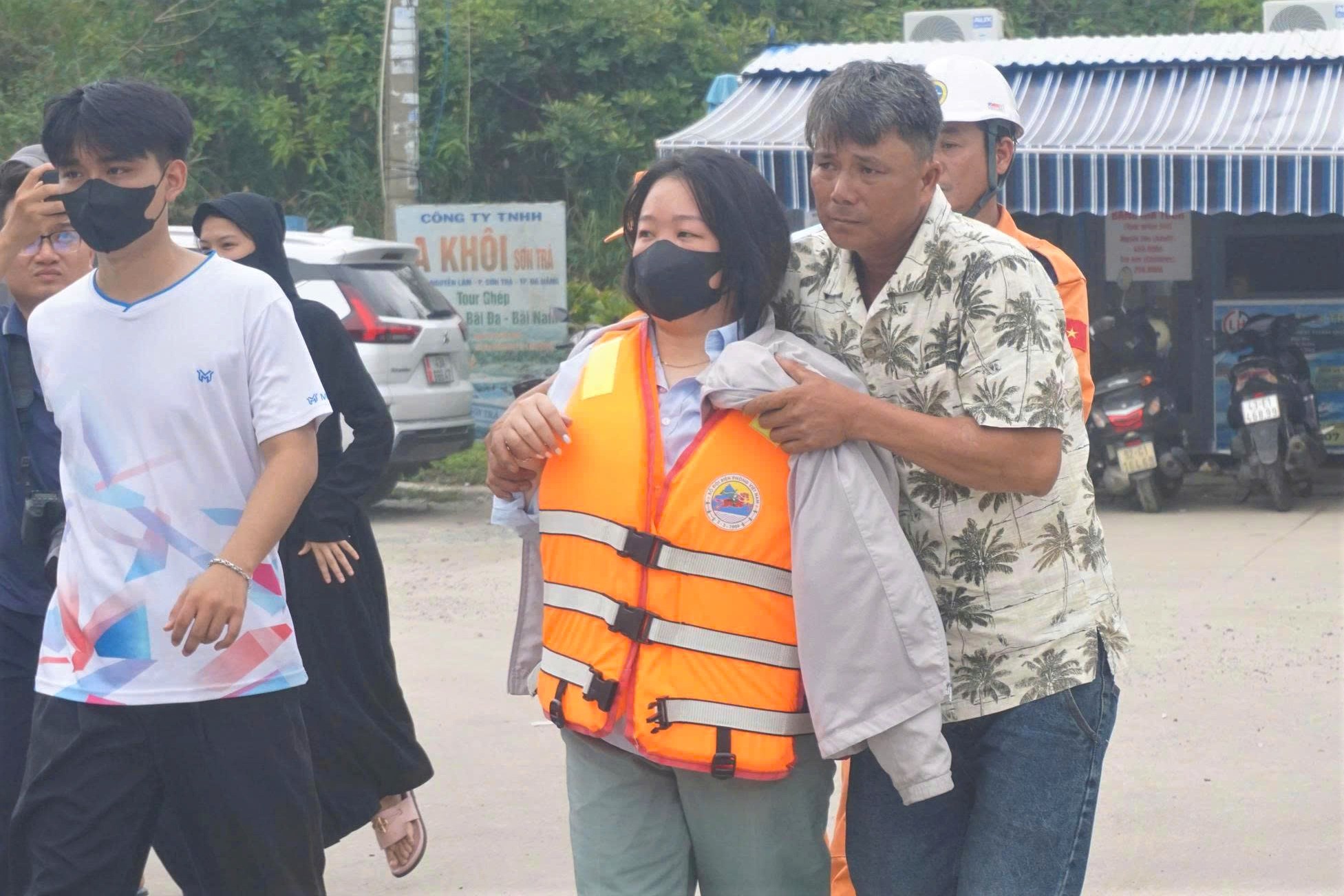 Em trai kể giây phút chị gái bị sóng cuốn ở Mũi Nghê: “Em chỉ biết kêu các chị bình tĩnh, thả lỏng người để nổi”- Ảnh 4.