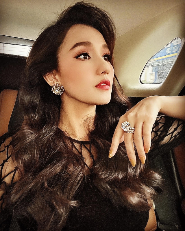 Nữ diễn vi&ecirc;n l&agrave; người đẹp Phụ nữ thế kỷ 21 c&oacute; BST kim cương h&agrave;ng trăm tỷ, được chồng nu&ocirc;i 17 năm- Ảnh 7.