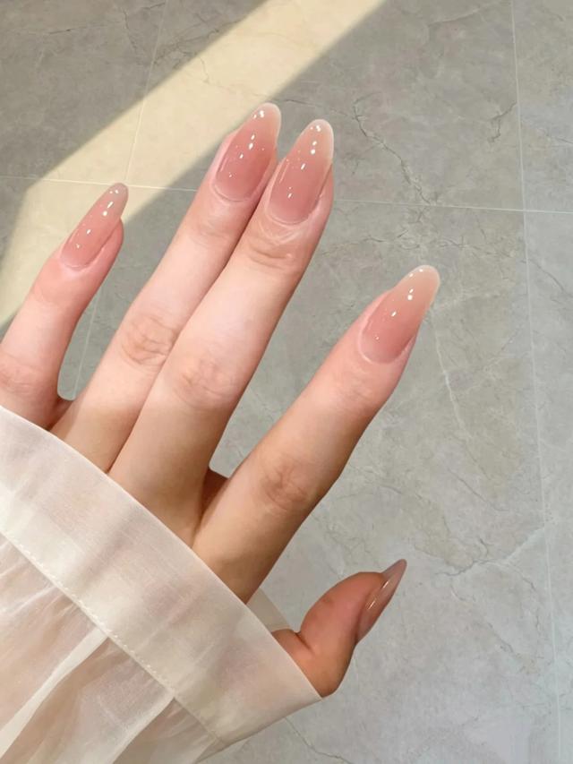 8 xu hướng nail m&ugrave;a thu 2026: C&agrave;ng tối giản c&agrave;ng sang, chuẩn tinh thần old money- Ảnh 1.