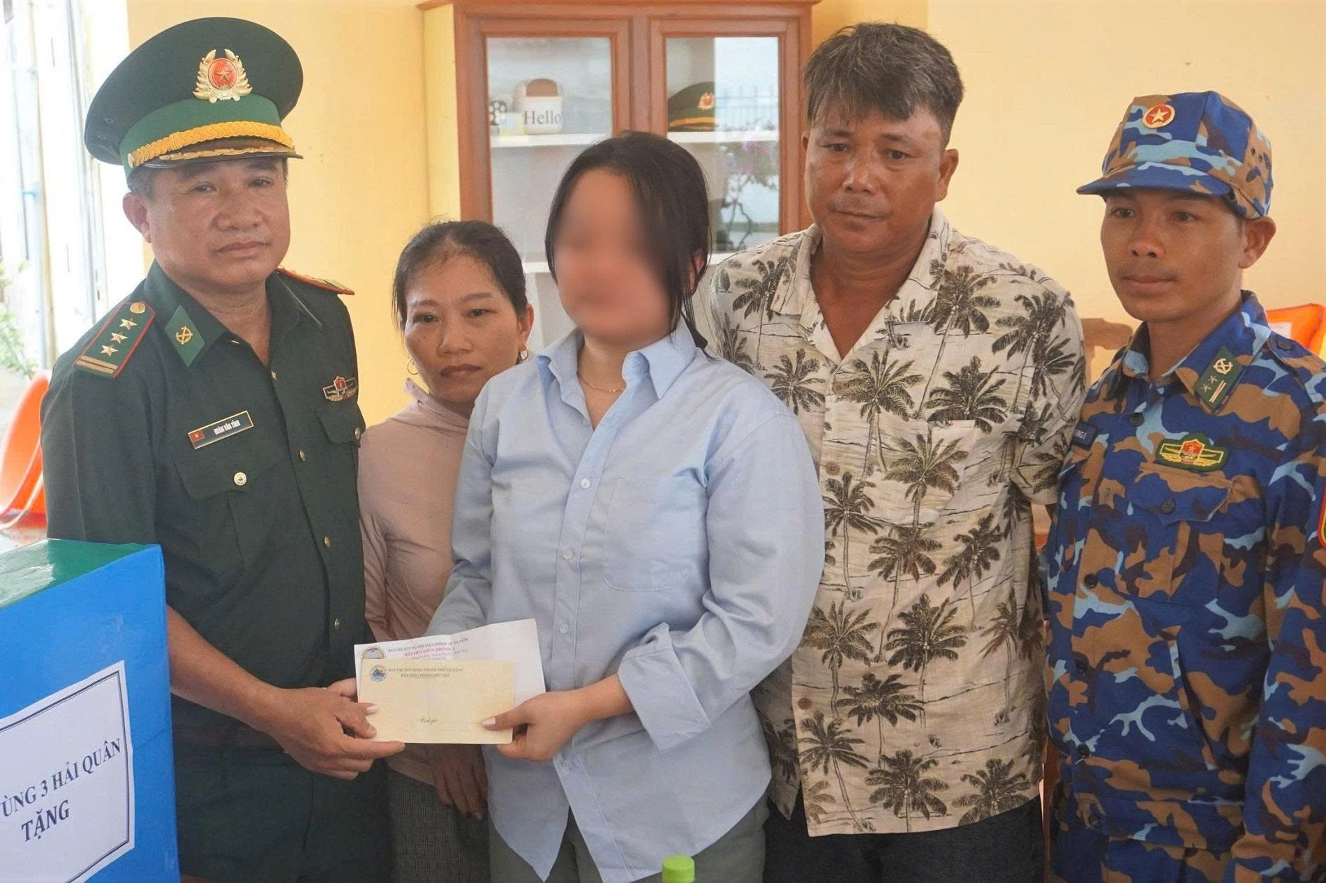 Cha òa khóc ôm con gái sống sót sau hơn 8 giờ trôi dạt trên biển: "Tôi nghĩ chẳng còn cơ hội nào nữa"- Ảnh 2.