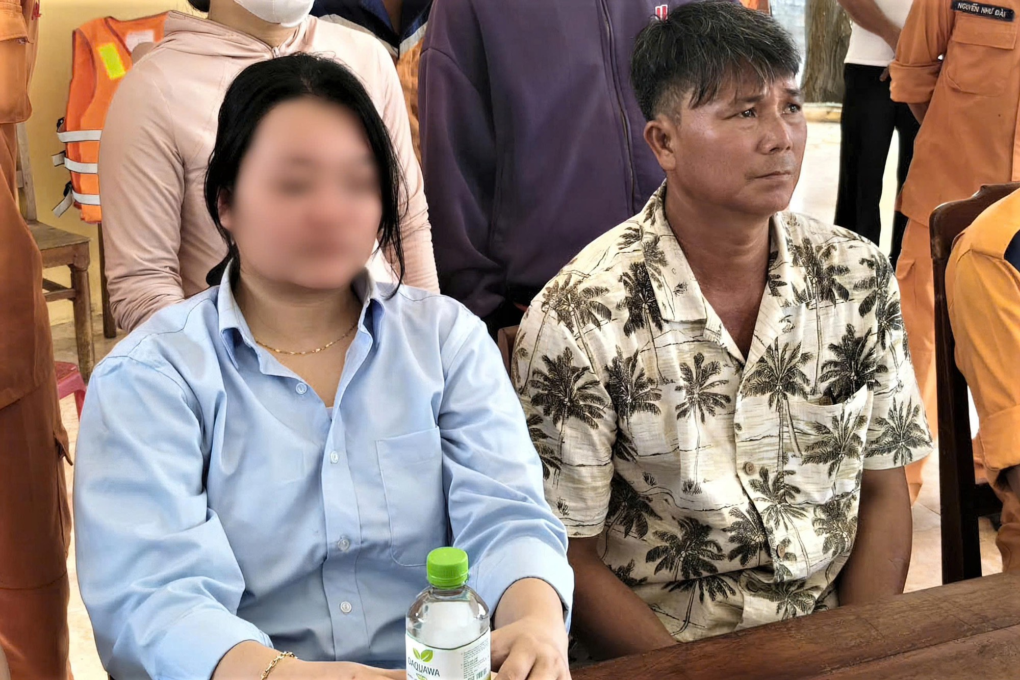 Cha òa khóc ôm con gái sống sót sau hơn 8 giờ trôi dạt trên biển: "Tôi nghĩ chẳng còn cơ hội nào nữa"- Ảnh 4.