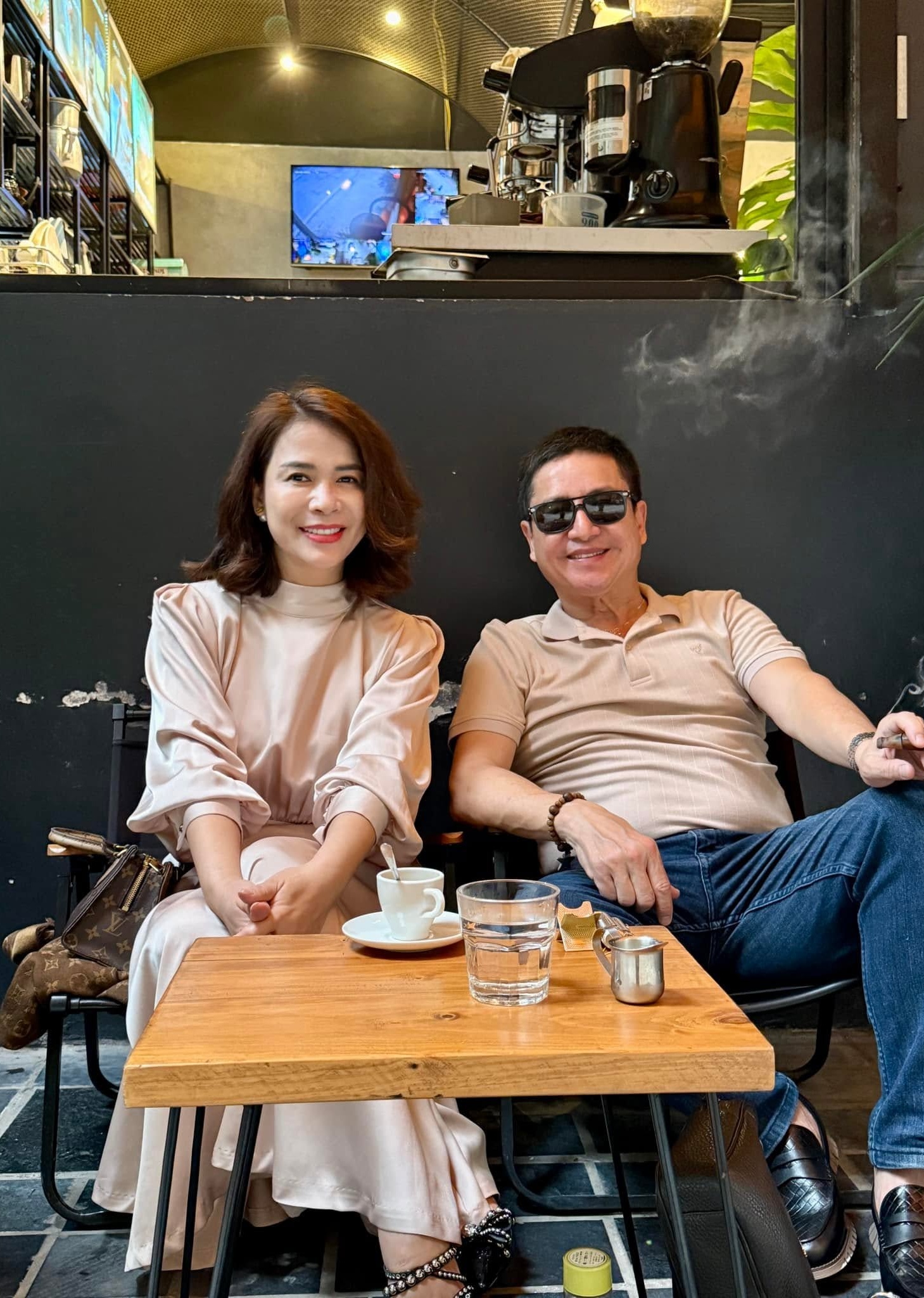 Ch&iacute; Trung U70 cầu cứu bạn g&aacute;i &aacute; hậu- Ảnh 3.