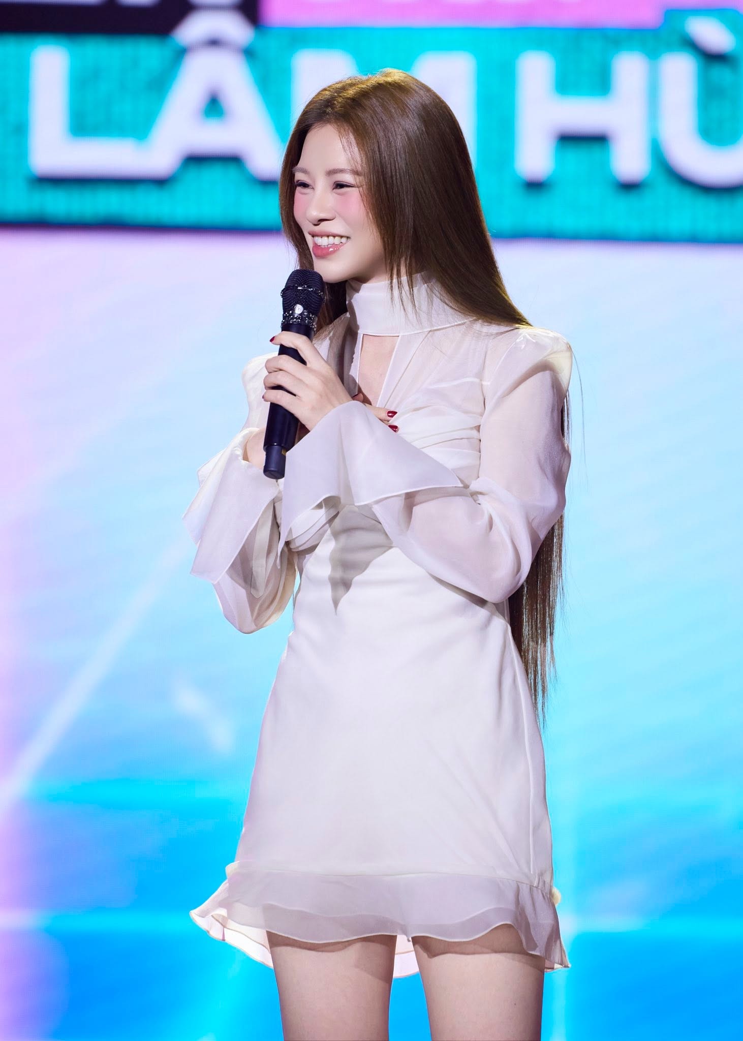 Lấy s&aacute;ch vở học lại c&aacute;ch c&aacute;ch phổ thơ th&agrave;nh nhạc, mỹ nh&acirc;n đẹp chấp 10 Hoa hậu cất giọng biết ngay huyền thoại- Ảnh 5.