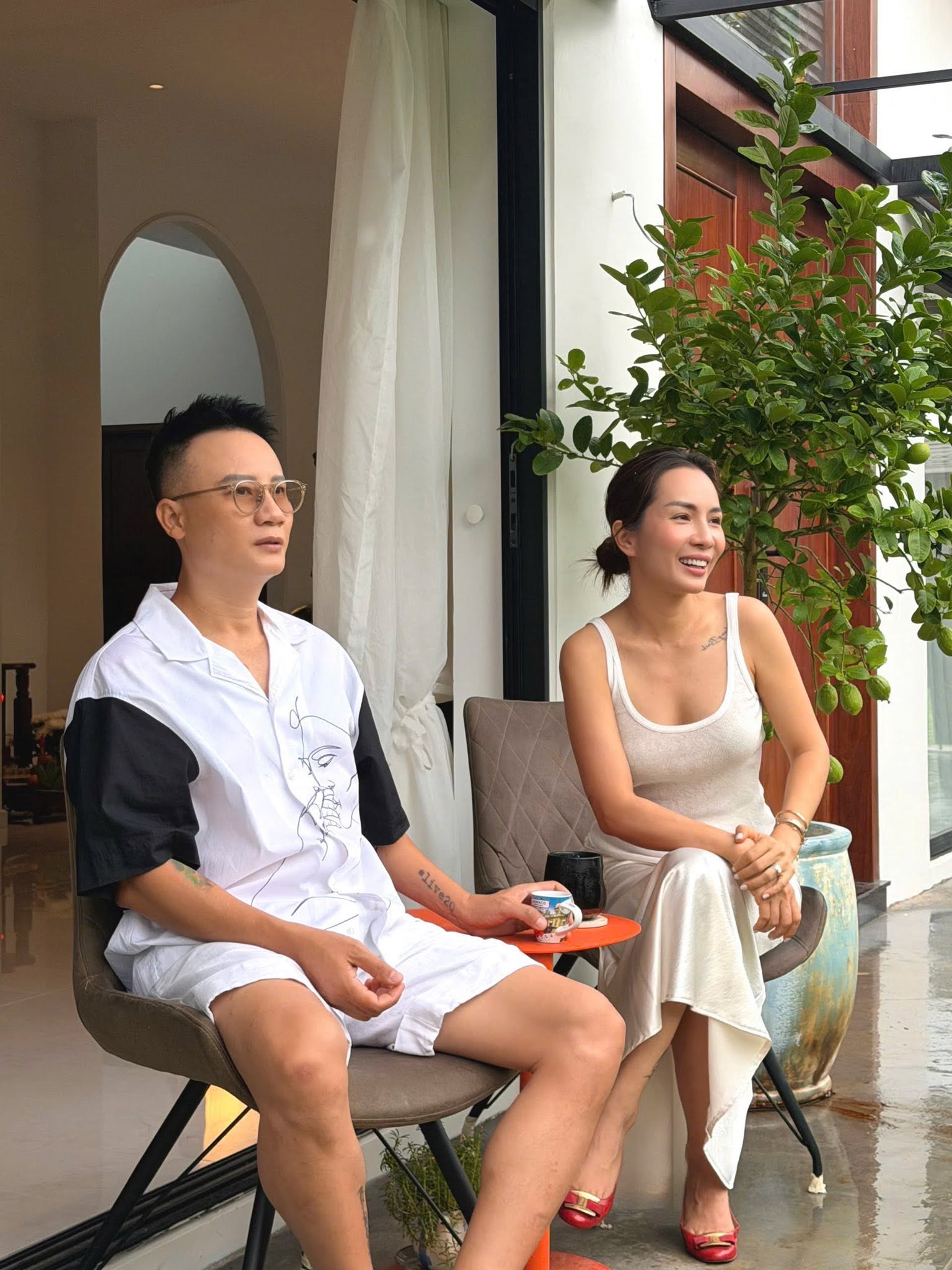 B&ecirc;n trong biệt thự 500m2 như khu nghỉ dưỡng của nam ca sĩ qu&ecirc; Ninh B&igrave;nh lấy vợ miền T&acirc;y, 3 thế hệ c&ugrave;ng chung sống- Ảnh 1.