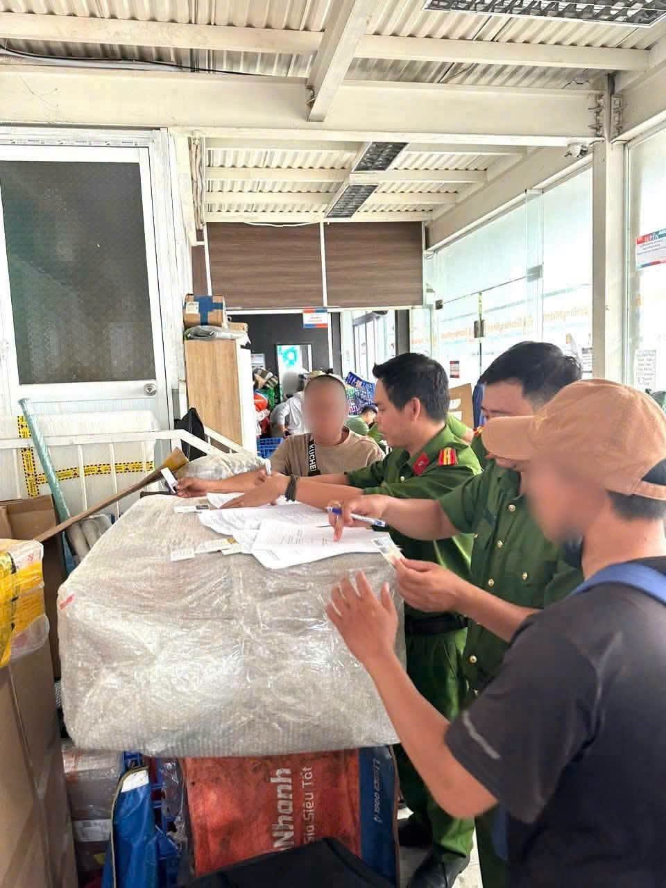 C&ocirc;ng an đồng loạt triển khai nhiều tổ c&ocirc;ng t&aacute;c kiểm tra 4.117 người ở c&aacute;c khu d&acirc;n cư, nh&agrave; trọ trong 2 ng&agrave;y- Ảnh 5.