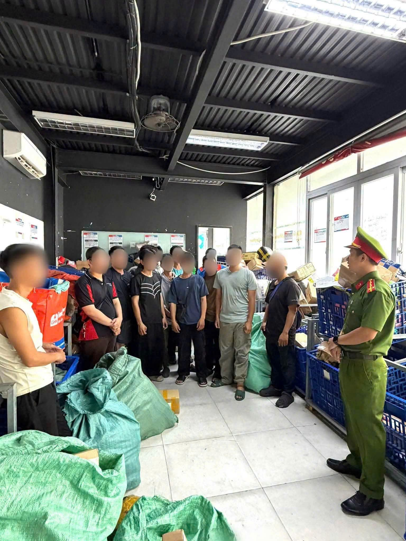 C&ocirc;ng an đồng loạt triển khai nhiều tổ c&ocirc;ng t&aacute;c kiểm tra 4.117 người ở c&aacute;c khu d&acirc;n cư, nh&agrave; trọ trong 2 ng&agrave;y- Ảnh 6.