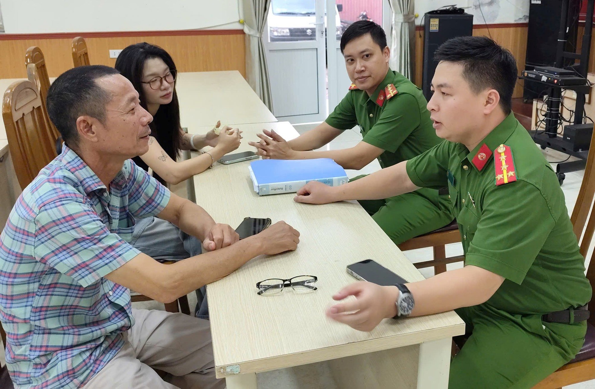 Nhận cuộc gọi y&ecirc;u cầu chuyển khoản nộp ph&iacute; quyền sử dụng đất, người đ&agrave;n &ocirc;ng lập tức b&aacute;o c&ocirc;ng an- Ảnh 1.