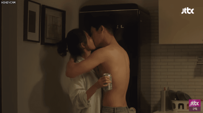 Nụ h&ocirc;n kh&oacute; xử của Son Ye Jin v&agrave; "hồng h&agrave;i nhi" k&eacute;m 6 tuổi Jung Hae In- Ảnh 1.
