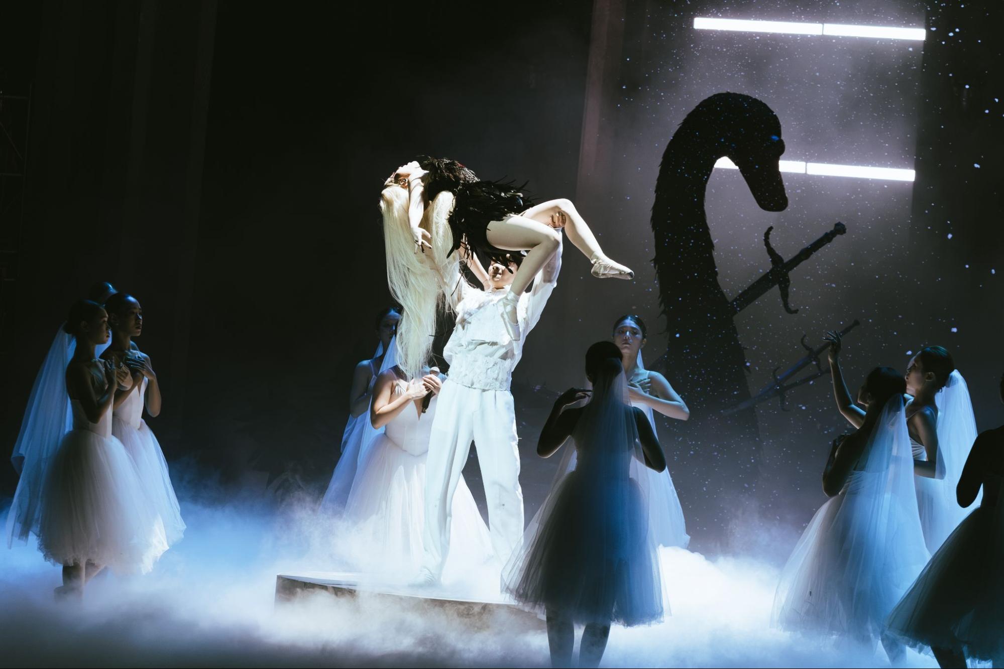 Nữ ca sĩ Việt từng đi h&aacute;t ở c&ocirc;ng vi&ecirc;n nay b&aacute;n show n&agrave;o &ldquo;ch&aacute;y&rdquo; v&eacute; show đ&oacute;, &ldquo;c&acirc;n&rdquo; trọn cả chục ngh&igrave;n kh&aacute;n giả- Ảnh 3.