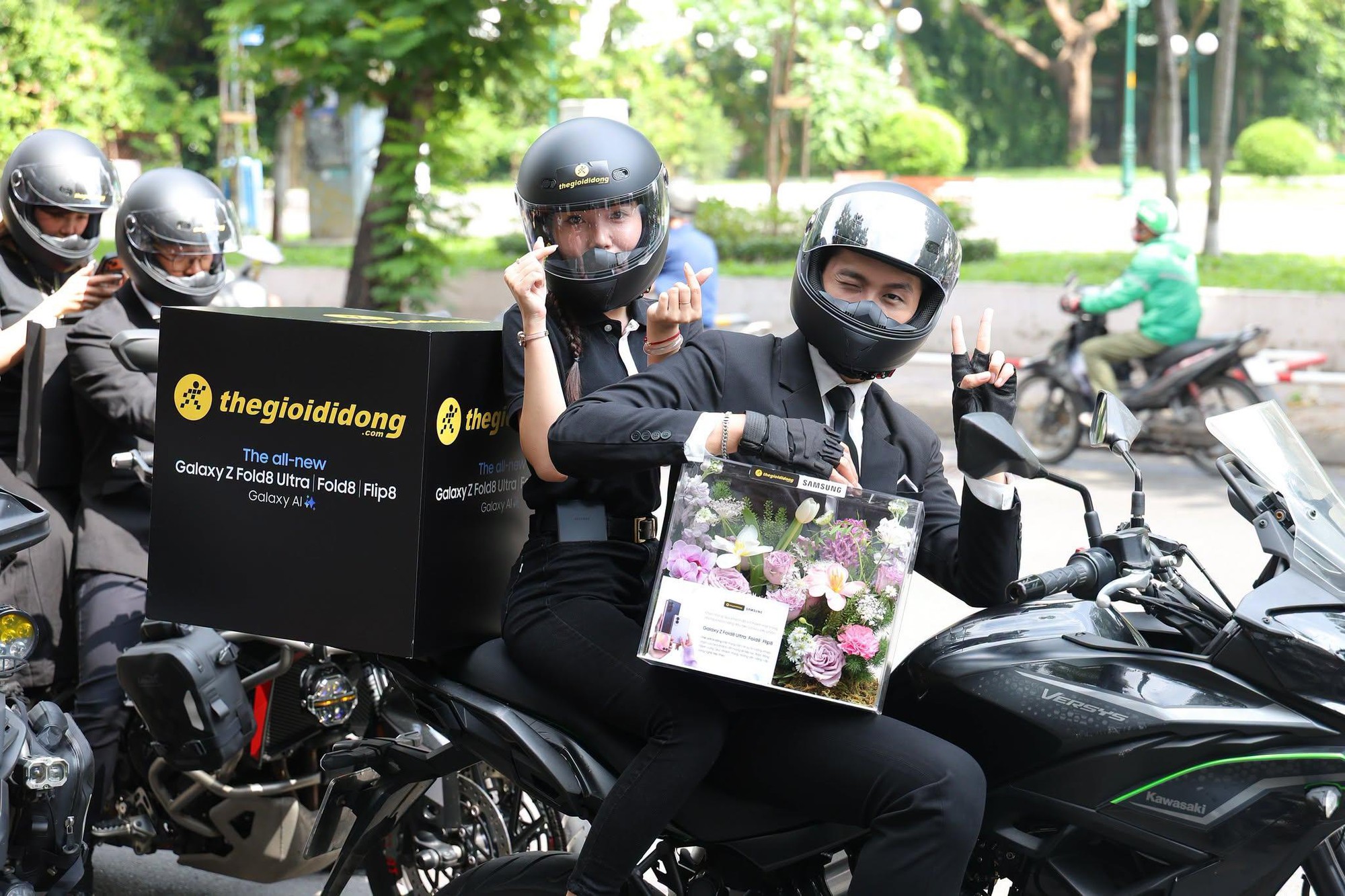 Thế Giới Di Động biến ngày nhận Galaxy Z8 thành trải nghiệm đặc biệt: Sáng giao máy bằng mô tô, tối tiệc tối siêu VIP - Ảnh 1.