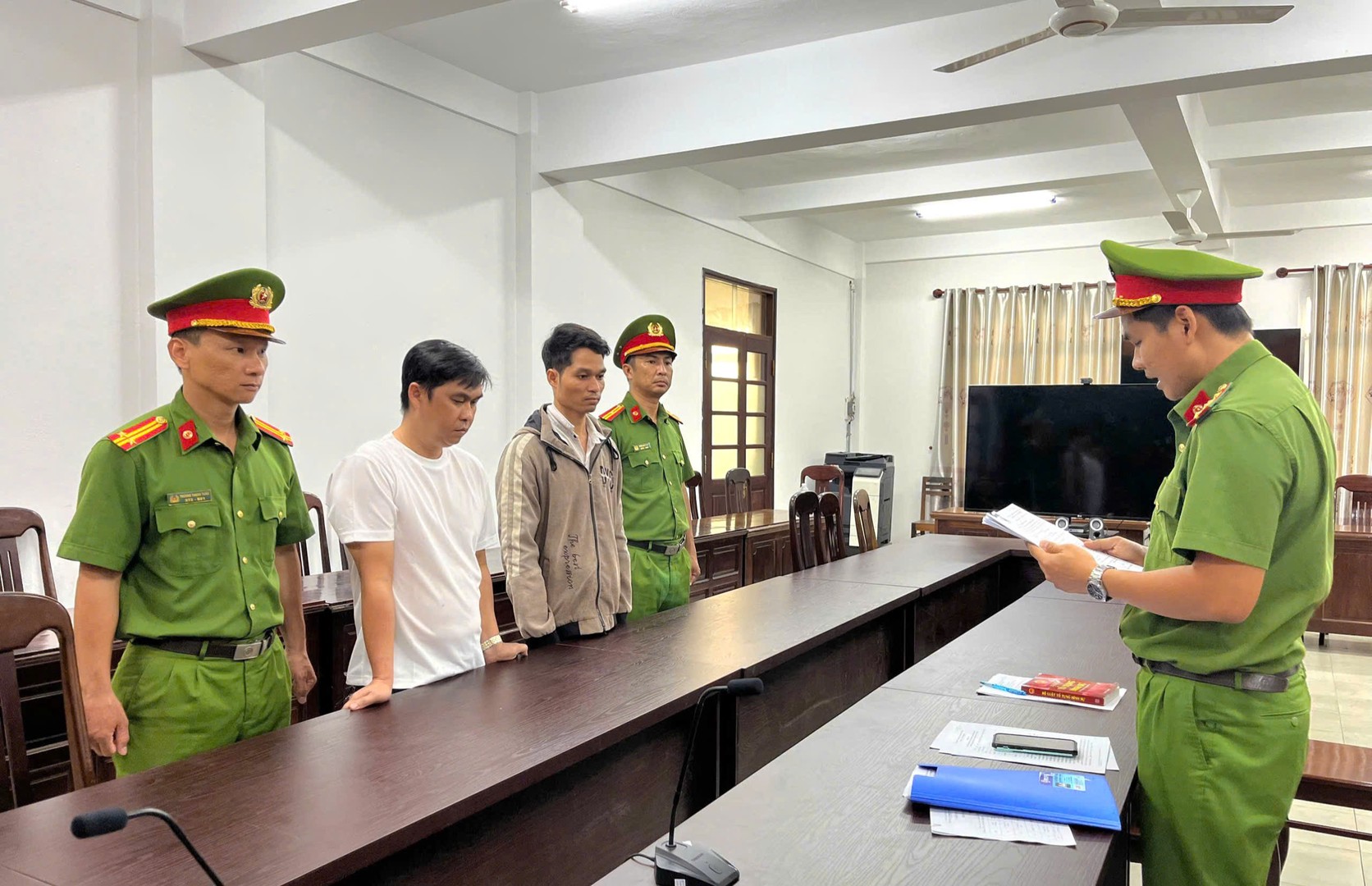 Khởi tố b&aacute;c sĩ, y sĩ, nh&acirc;n vi&ecirc;n c&ugrave;ng nguy&ecirc;n l&atilde;nh đạo Trạm Y tế...- Ảnh 1.
