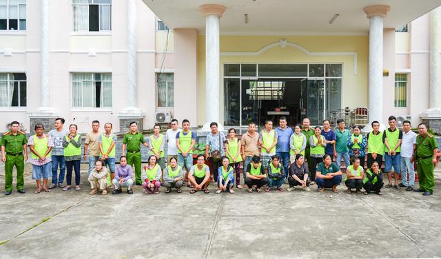 Bắt tạm giam Lê Thị Bích Phương và 11 người khác, thu giữ 116 triệu đồng, 17 xe máy- Ảnh 2.
