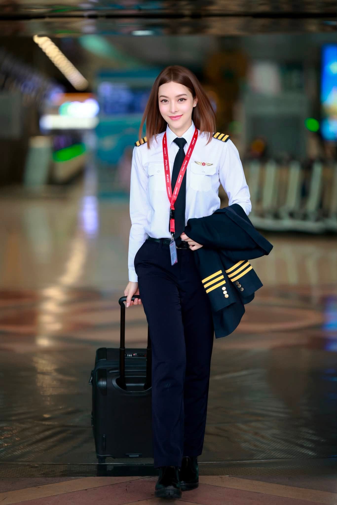 &ldquo;Nữ cơ trưởng đẹp nhất lịch sử h&agrave;ng kh&ocirc;ng&rdquo; giờ ra sao?- Ảnh 5.