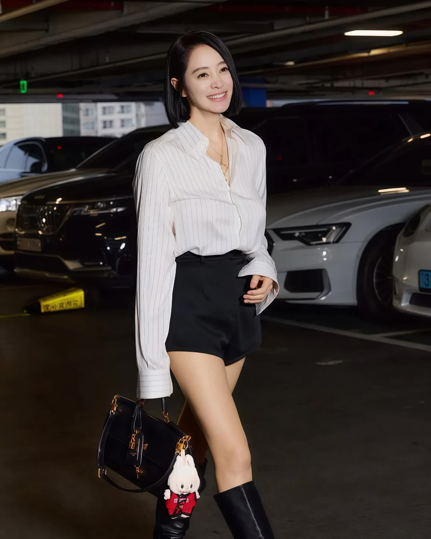 Chị đẹp xứng danh nữ ch&iacute;nh mặc đỉnh nhất l&uacute;c n&agrave;y: Body kh&eacute;t "c&acirc;n" mọi outfit- Ảnh 18.