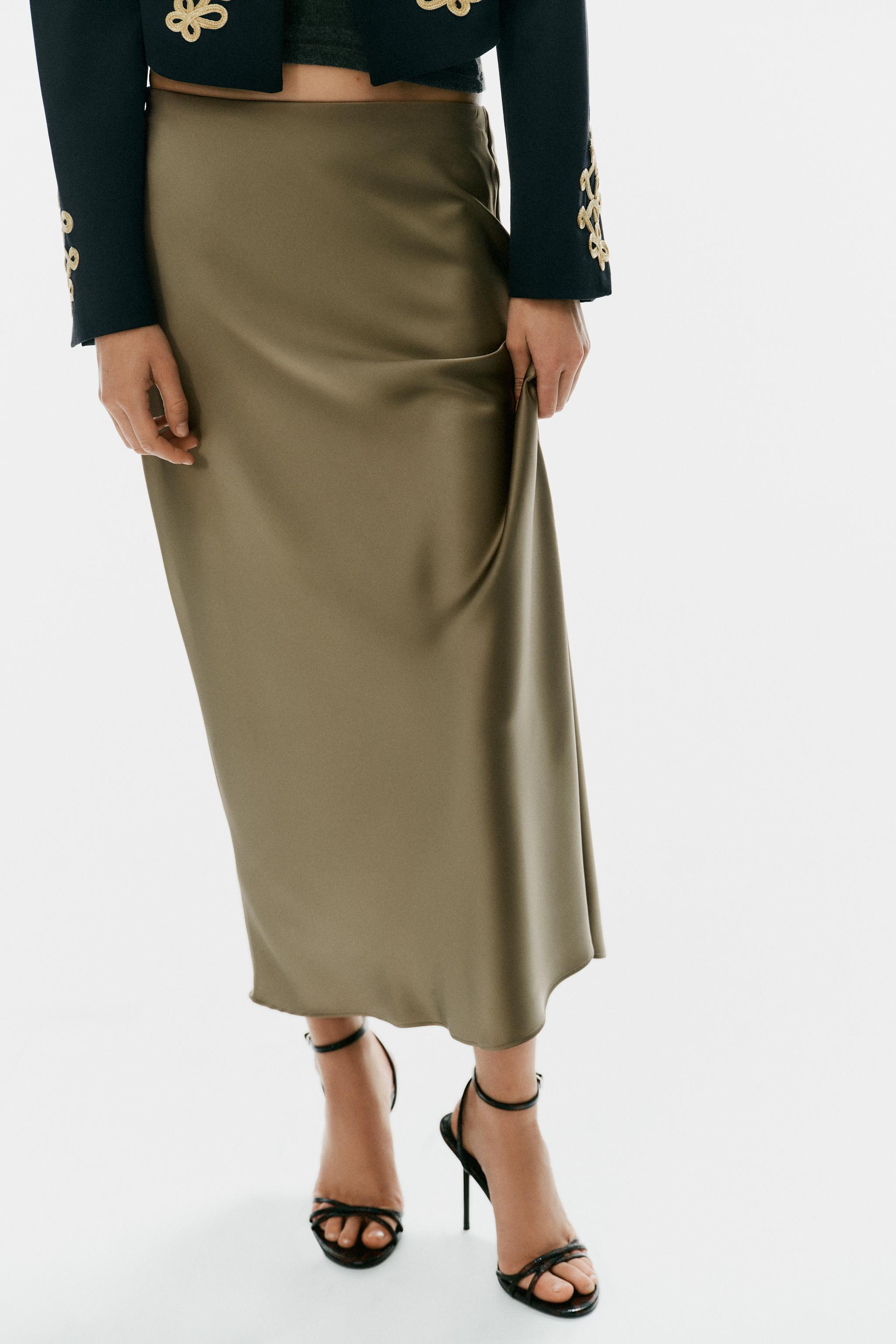 Một chiếc chân váy satin, 5 cách phối chuẩn old money từ công sở đến kỳ nghỉ - Ảnh 4.