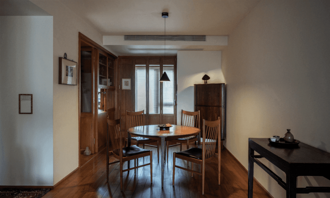 Gia đình 3 người sống 7 năm trong căn nhà 170m² cạnh đồi chè: Càng ở lâu càng đẹp, bí quyết nằm ở cách họ “nuôi” không gian - Ảnh 1.