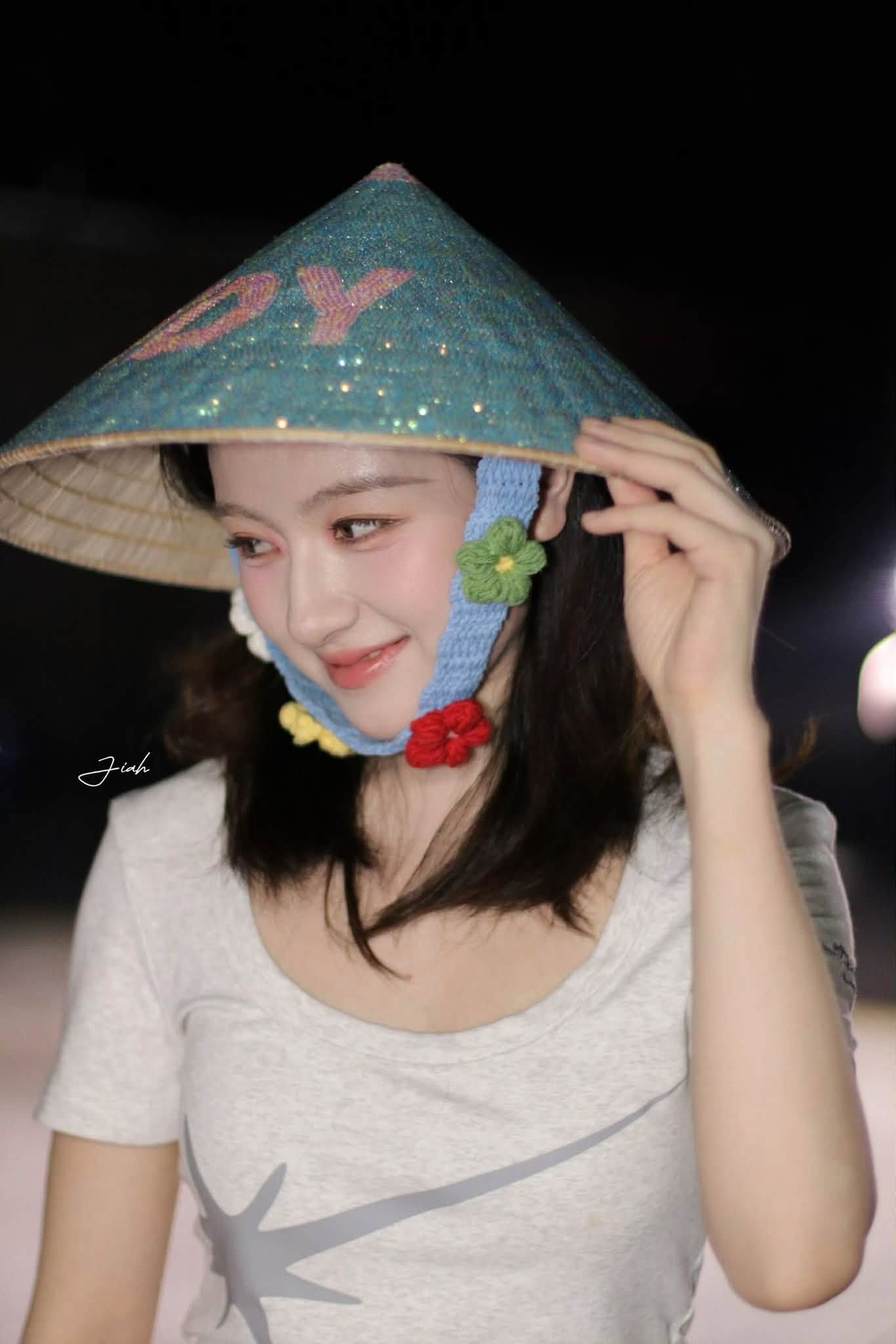 Mỹ nh&acirc;n bị miệt thị v&igrave; nặng đến nỗi bạn diễn bế kh&ocirc;ng nổi: Giờ đẹp phong thần, đội n&oacute;n l&aacute; Việt gấp đ&ocirc;i visual- Ảnh 1.