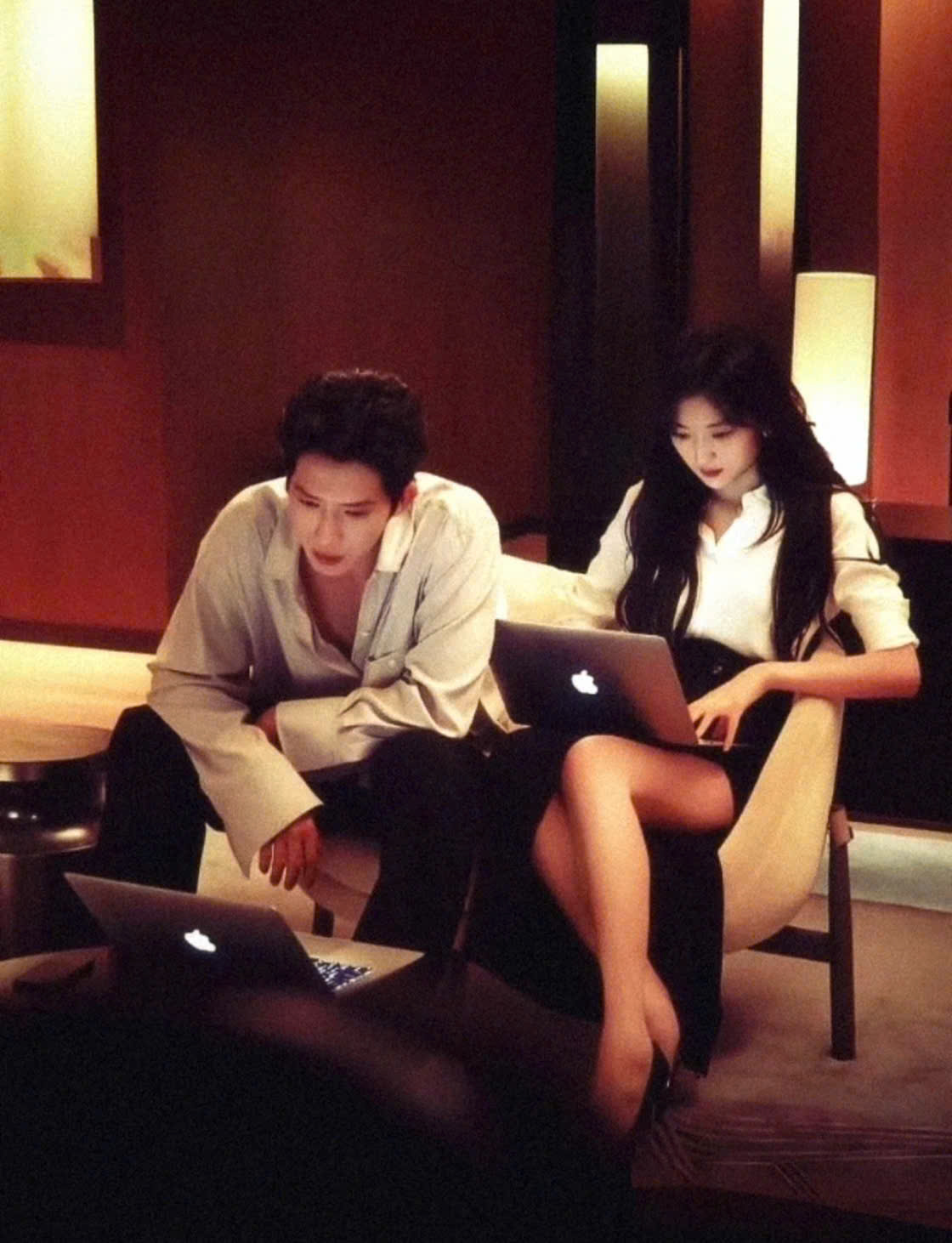 Tổng t&agrave;i bad boy đang khiến cả MXH rần rần: Visual miễn ch&ecirc;, c&ugrave;ng bạn g&aacute;i trở th&agrave;nh cặp đ&ocirc;i mặc đẹp nhất showbiz- Ảnh 13.