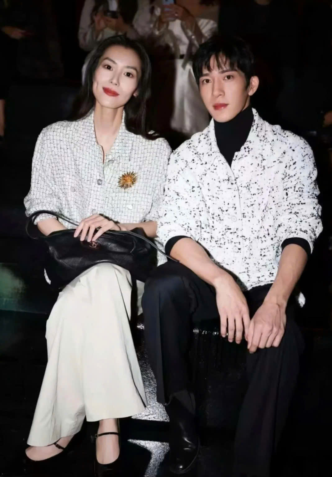 Tổng t&agrave;i bad boy đang khiến cả MXH rần rần: Visual miễn ch&ecirc;, c&ugrave;ng bạn g&aacute;i trở th&agrave;nh cặp đ&ocirc;i mặc đẹp nhất showbiz- Ảnh 20.