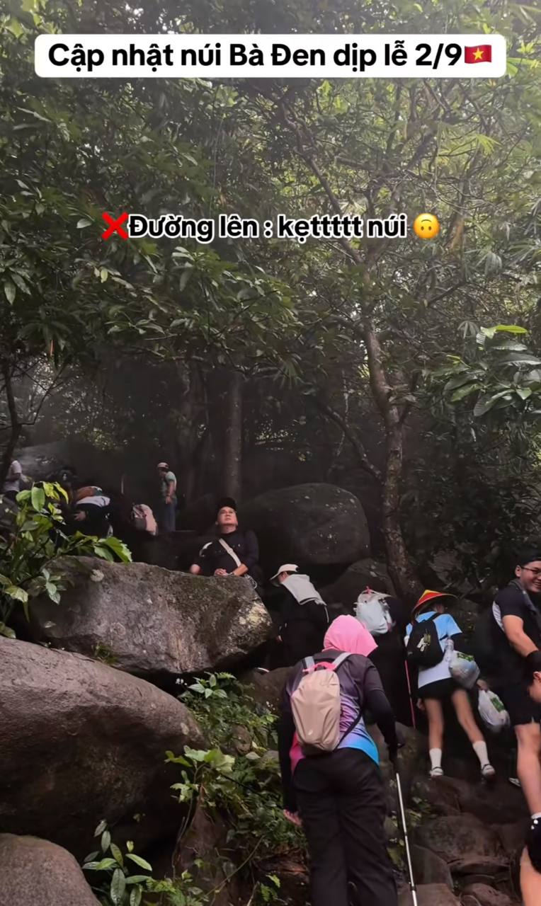 &ldquo;Kẹt đường&rdquo; giữa n&uacute;i B&agrave; Đen dịp 2/9: D&ograve;ng người chen k&iacute;n cung trekking, nh&iacute;ch từng bước để l&ecirc;n đỉnh - Ảnh 3.