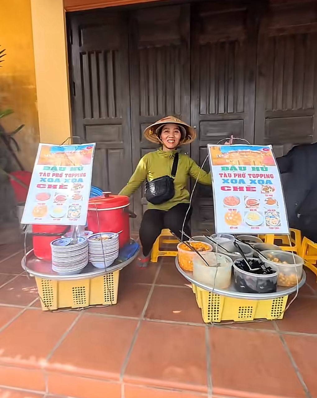 Chị g&aacute;i b&aacute;n t&agrave;u hũ ở Hội An n&oacute;i được tận 5 thứ tiếng, kh&aacute;ch quốc tế đứng nghe m&atilde;i kh&ocirc;ng rời- Ảnh 5.