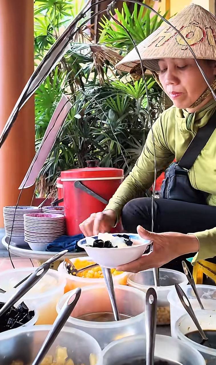 Chị g&aacute;i b&aacute;n t&agrave;u hũ ở Hội An n&oacute;i được tận 5 thứ tiếng, kh&aacute;ch quốc tế đứng nghe m&atilde;i kh&ocirc;ng rời- Ảnh 10.