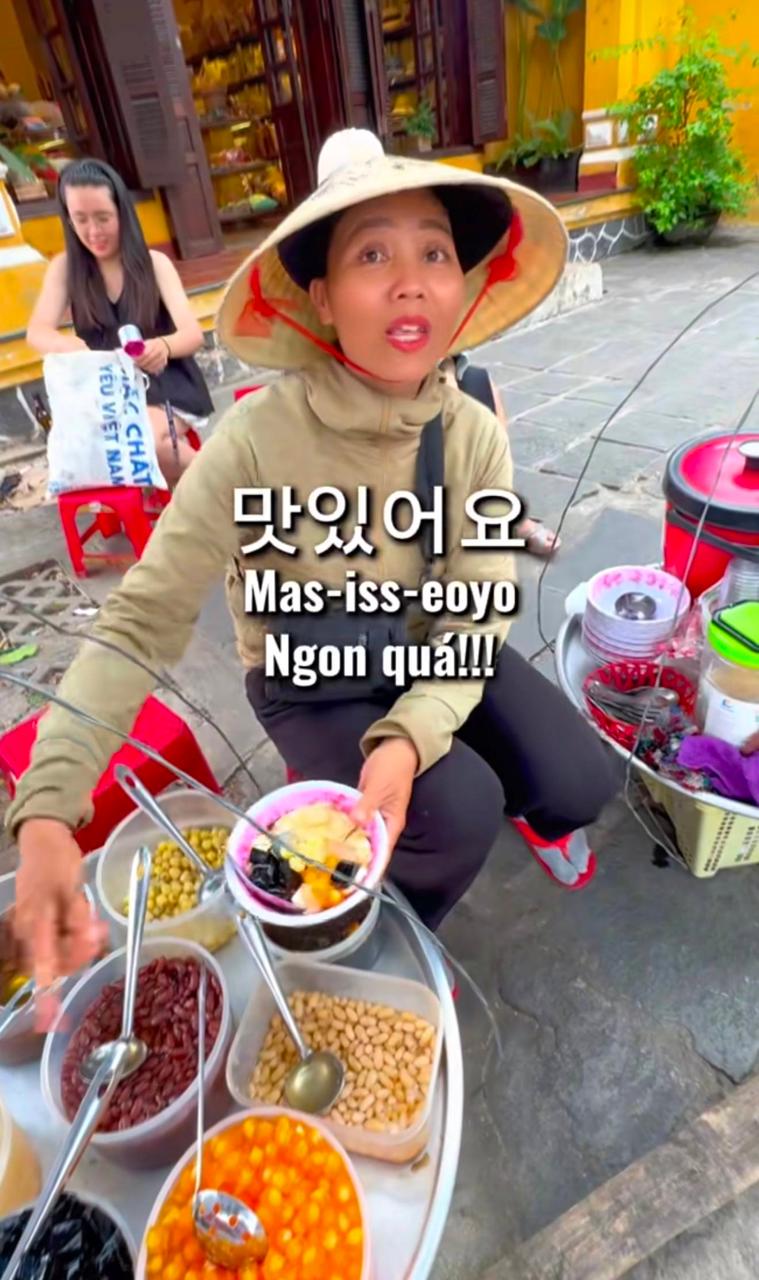 Chị g&aacute;i b&aacute;n t&agrave;u hũ ở Hội An n&oacute;i được tận 5 thứ tiếng, kh&aacute;ch quốc tế đứng nghe m&atilde;i kh&ocirc;ng rời- Ảnh 9.